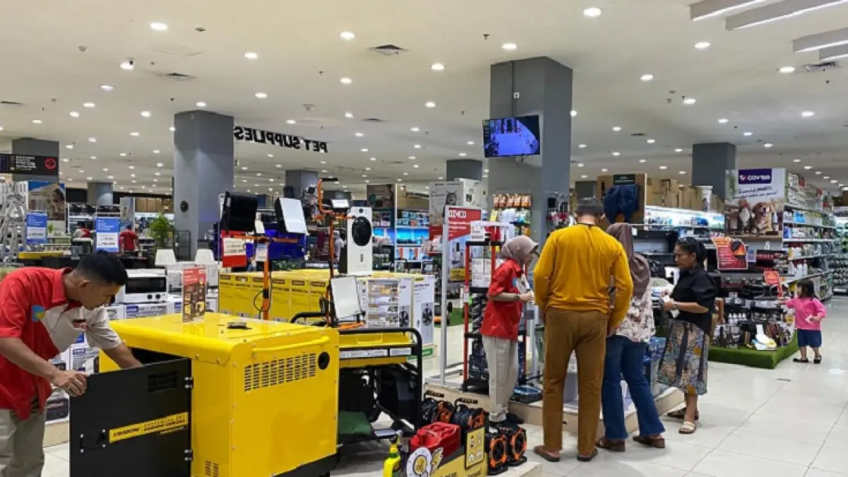 Warga Pekanbaru tampak membeli genset dan lampu emergency di salah satu pusat perbelanjaan di Pekanbaru, Ahad (24/5/2026). Prapti Dwi Lestari (Riaupos.co)