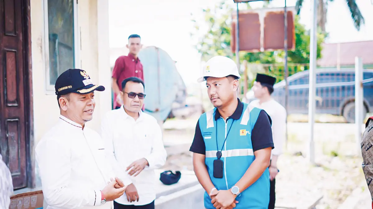 Wabup Rohul H Syafaruddin Poti didampingi Kadis Kominfo Rohul Suharman Nasution dan Manager PLN ULP Ujungbatu Adit Tirawan meninjau mesin pompa air di UPTD Kecamatan Ujungbatu yang terkendala hidup akibat rendahnya tegangan listrik, Jumat (22/5/2026). (Dinas Kominfo Rohul untuk Riau Pos)