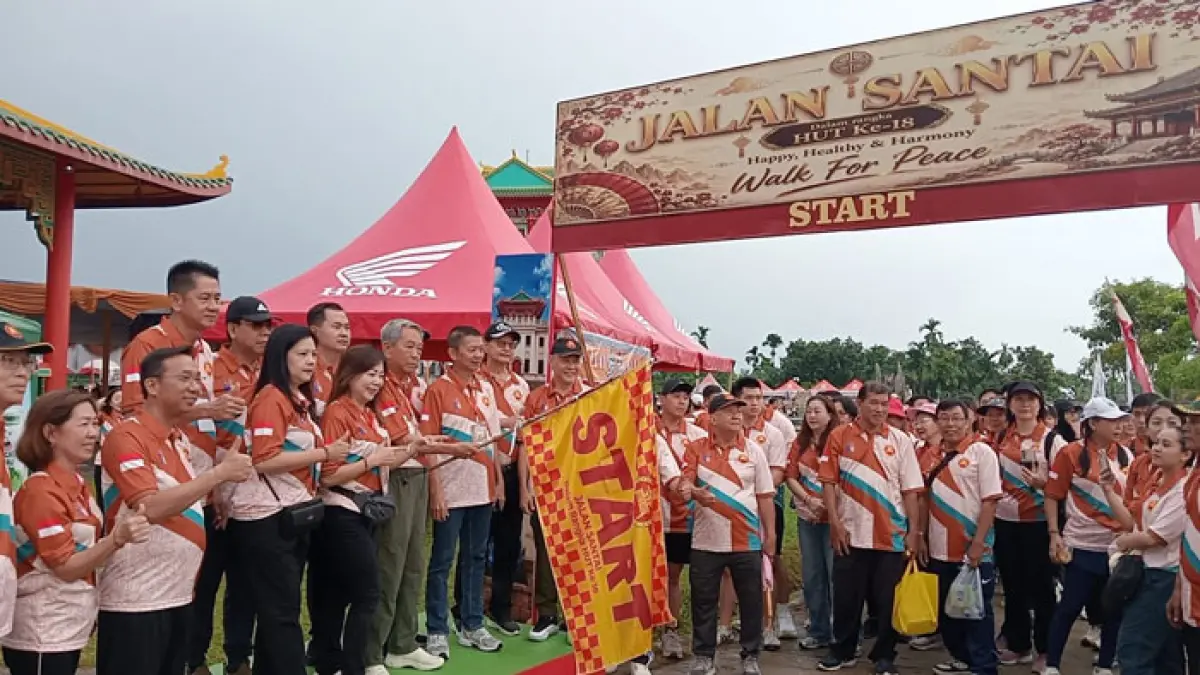Ketua Pembina Perkumpulan Kin Men Riau sekaligus Ketua Perkumpulan Kin Men Riau periode sebelumnya, Ng Tong Peng / Johan Nurdin (pegang bendera) didampingi Ketua Perkumpulan Kin Men Riau saat ini Ali Suyanto ( tiga kiri) dan para dewan pengurus Kin Men Riau melepas ribuan peserta jalan santai Kin men Riau, Ahad (24/5/2026). (Istimewa)