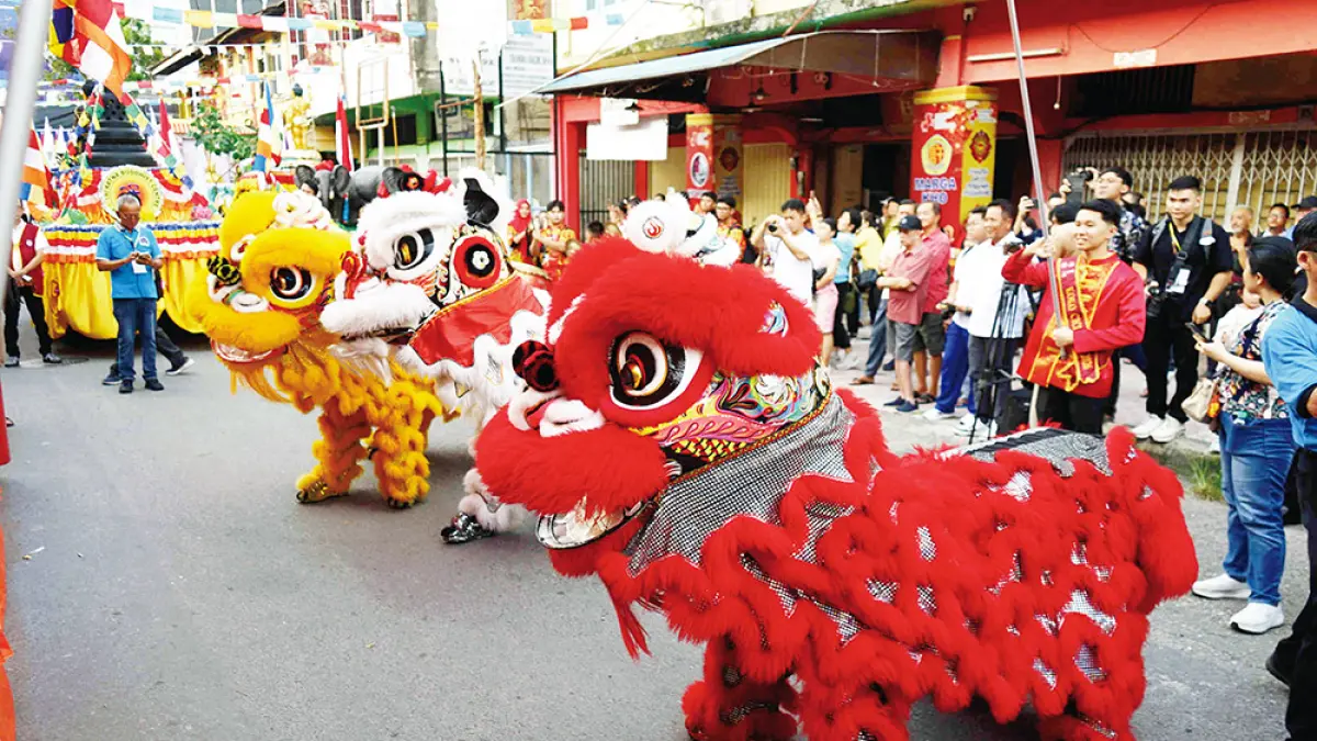 BARONGSAI: Penampilan barongsai saat Pawai Waisak Bersama Tahun 2570 BE/2026 M di Jalan Karet Pekanbaru, Sabtu (23/5/2026) sore. (EVAN GUNANZAR/RIAU POS).