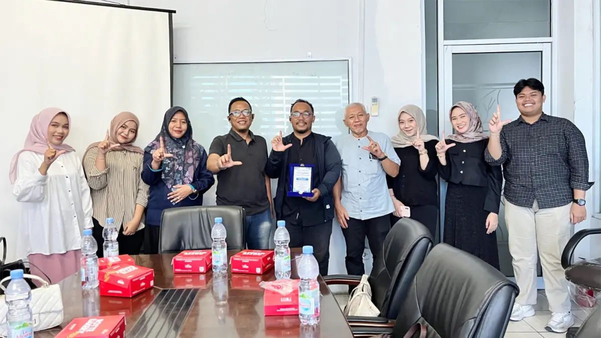 Tim DPL Prodi Sastra Indonesia Unri Tria Putri Mustika SPd MPd, Mangatur Sinaga MHum, Kordinator Liputan Riau Pos M Ali Nurman, Konten dan Kreatif Digital Riau Pos Arif Oktafian serta para mahasiswa magang foto bersama saat kegiatan penjemputan di Gedung Rtv lantai 2, Senin (25/5/2026).(TIM DIGITAL RIAU POS)
