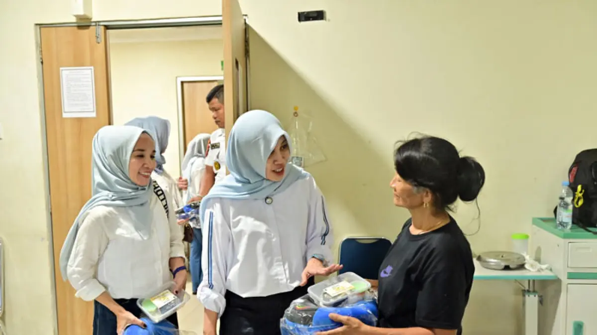 Direktur RSUD Arifin Achmad drg Yusi Prastiningsih saat membagikan bingkisan kepada pasien pada momen hari jadi yang ke-50. (Humas RSUD Arifin Achmad untuk Riaupos.co)