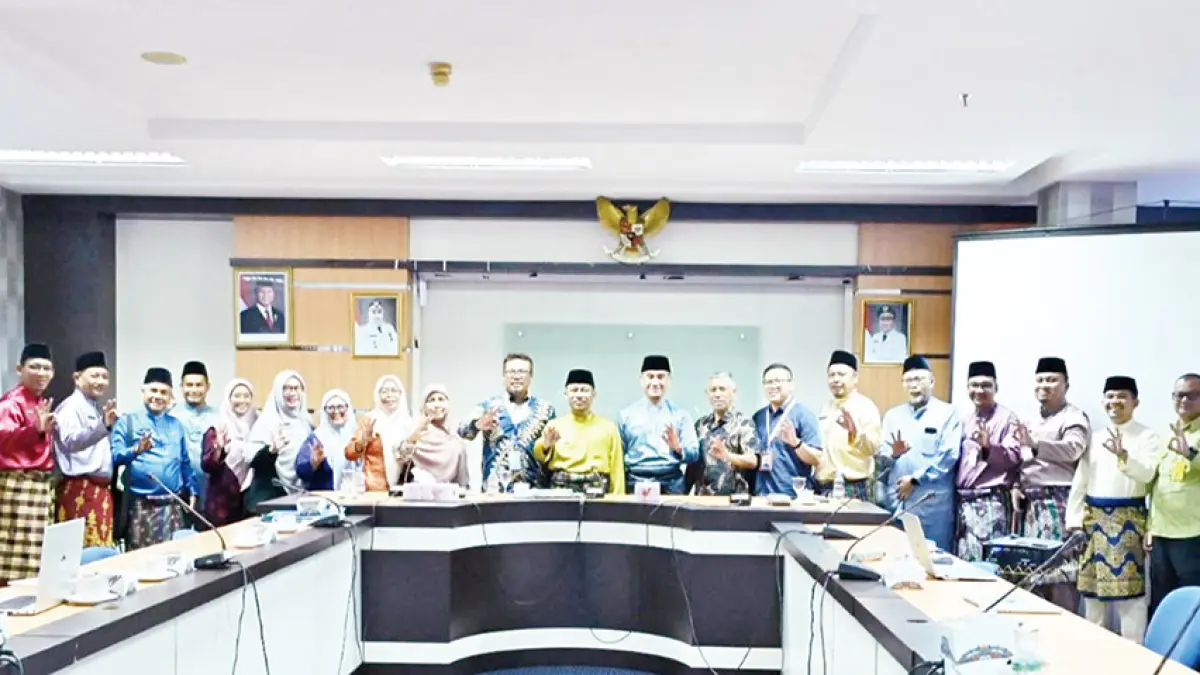 FOTO BERSAMA: Peserta FGD foto bersama usai mengikuti rapat usulan pembangunan Sekolah Nasional Terintegrasi di Ruang Rapat Hang Tuah Lantai II Kantor Bupati Bengkalis, Jumat (22/5/2026). (PROKOPIM SETDAKAB BENGKALIS UNTUK RIAU POS). 
