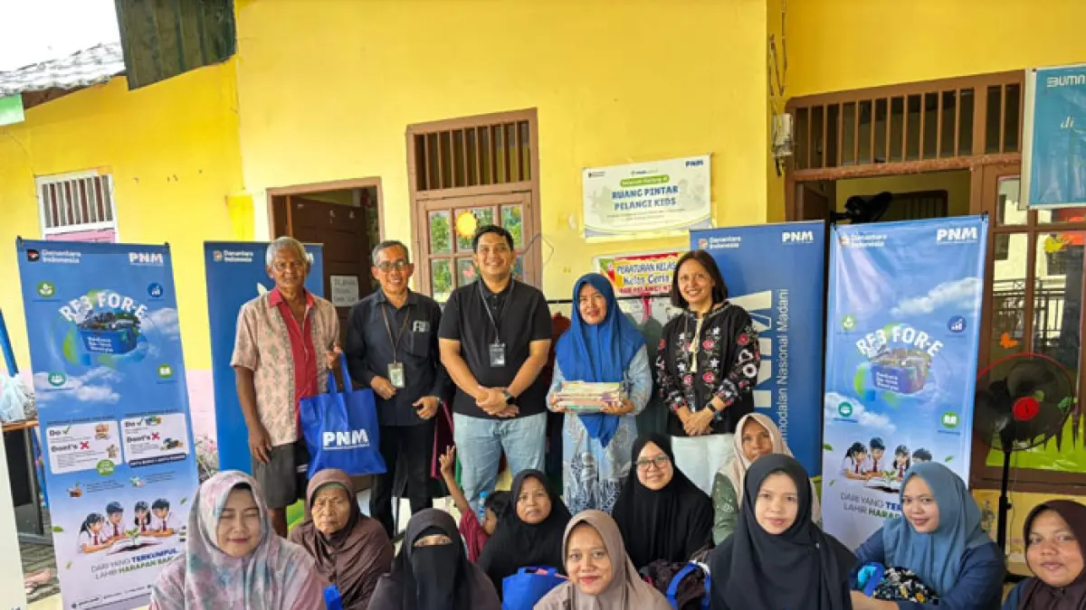 Jajaran PNM Pekanbaru berfoto besama di sela program RE3 FOR-E PNM yang digelar bersama nasabah belum lama ini. (Istimewa)