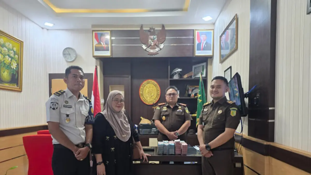 Kajari Kepulauan Meranti Ricky Makado bersama jajaran ketika menerima secara simbolis pembayaran uang pengganti dari pihak lapas yang mewakili terpidana kasus korupsi di Kantor Kejari Meranti, Senin (25/5/2026). (Istimewa)