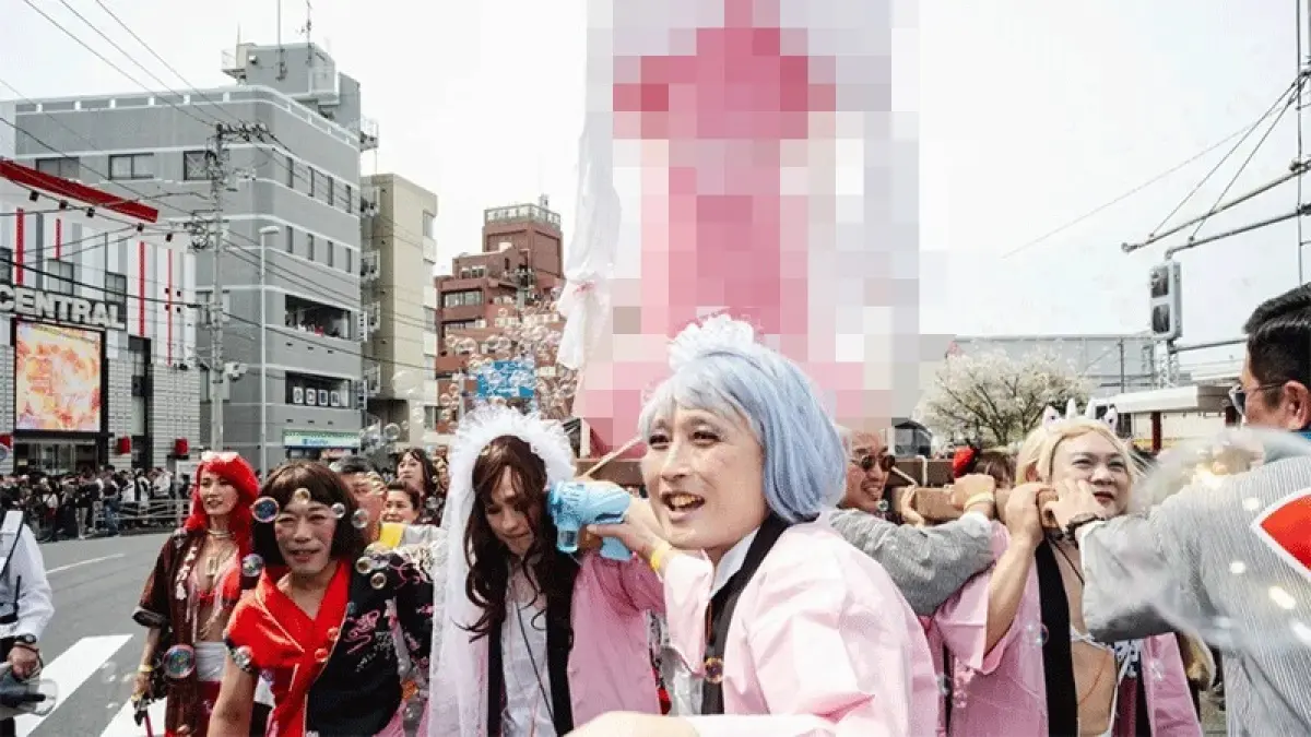 Kanamara festival di Kanayama Shrine, Kawasaki, Jepang pada 5 April 2026. (Johan Brooks/The Japan Times)