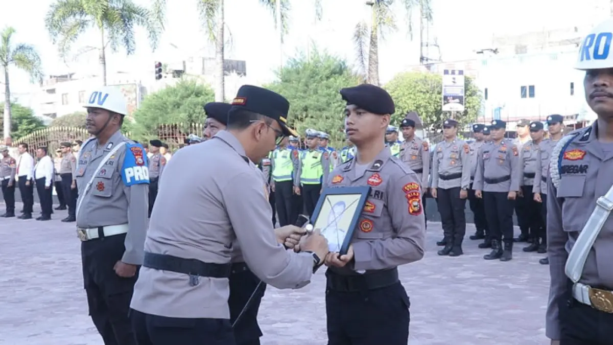 Kapolres Dumai AKBP Angga Febian Herlambang saat mencoret dua foto anggota Polri yang telah diberhentikan tidak dengan hormat (PTDH). (Polres Dumai untuk Riaupos.co)