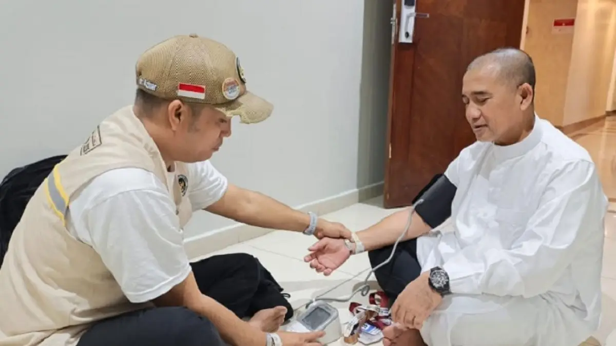 Karom jemaah haji Rohil, M Nur Hidayat saat pemeriksaan kesehatan jelang Armuzna, di Tanah Suci, baru-baru ini. (Dok. Kemenhaj Rohil)