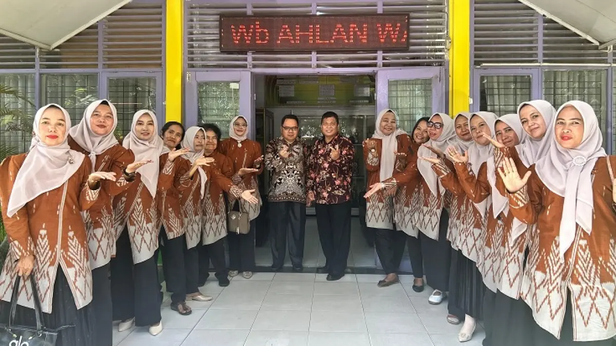 Kepala SMPN 25 Pekanbaru Dr Asbullah MPd, Ketua Komite SMPN 25 Pekanbaru Juli Indrawan Lubis dan panitia foto bersama usai pelepasan pelajar kelas 9, Senin (25/5/2026). (Herianto Baserah/Riau Pos)