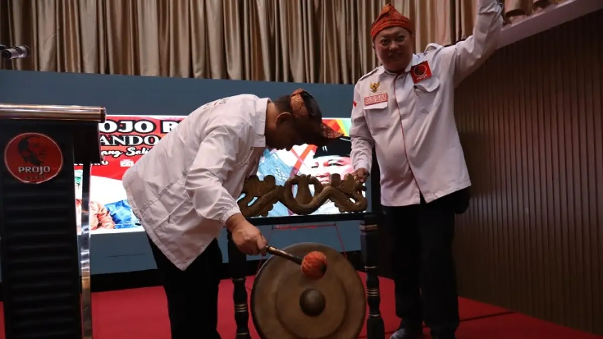 Ketua Umum DPP Projo  Budi Arie Setiadi (kiri) didampingi  Bendahara DPD Projo Riau Nata Hedy Nyo SH SE MH (kanan) membuka secara langsung Konferda Projo Riau tahun 2026, Sabtu (24/5/2026). (Projo for Riau Pos)