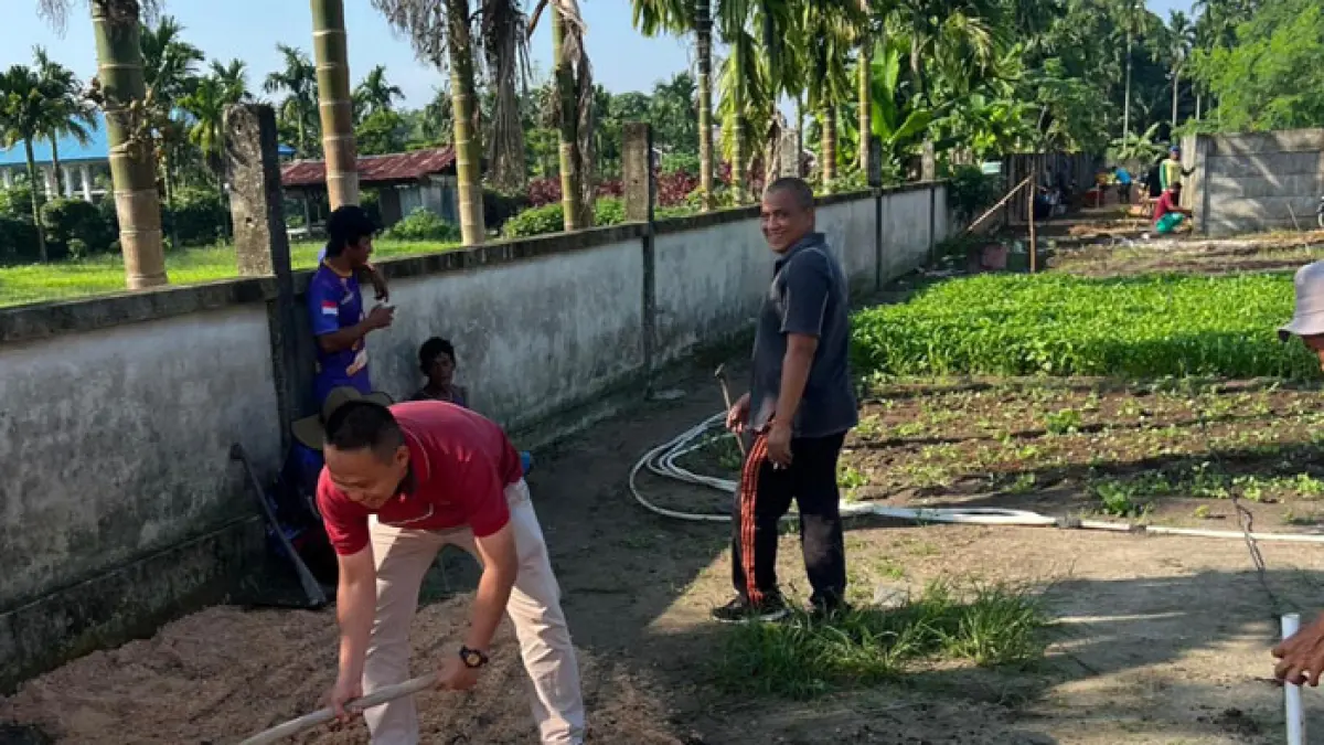 Lurah Maharatu Joko Arif Santoso saat bergotong royong bersama warga. (Istimewa)