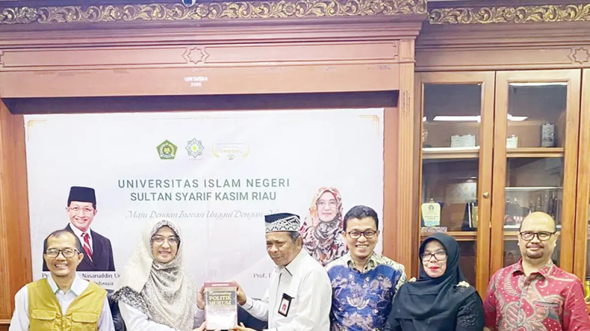 PELUNCURAN BUKU: Rektor UIN Suska Riau Prof Dr Hj Leny Novianti SE MSi Ak Ca me-launching buku Reinventing Politik Hukum karya Dr H Ahmad Supardi Hasibuan MA di ruang rektorat kampus UIN, Panam, Selasa (19/5/2026). (UIN SUSKA UNTUK RIAU POS).