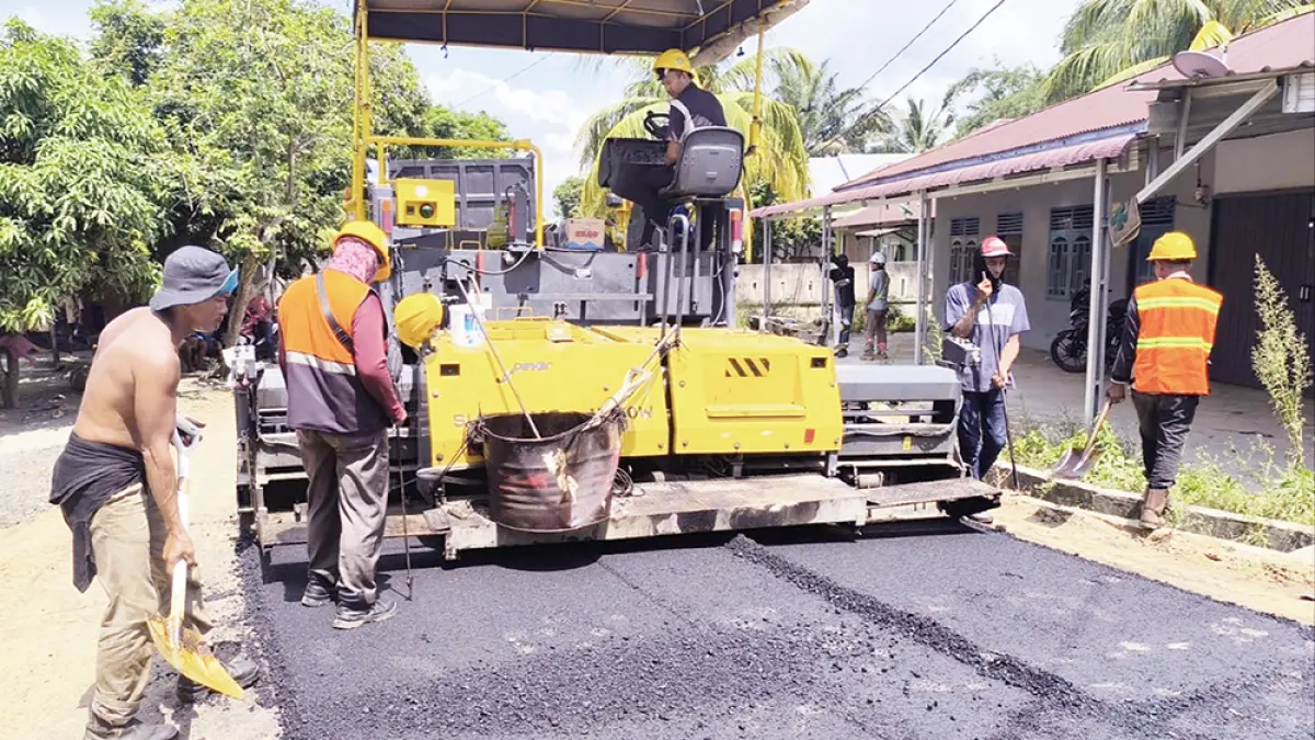 Pemerintah daerah melalui Dinas PUPR Rohul merealisasikan kegiatan pengaspalan jalan Desa Kepenuhan Hulu-Kepayang Kecamatan Kepenuhan Hulu, Jumat (22/5/2026). (Dinas PUPR Rohul untuk Riau Pos&nbsp;&nbsp; )