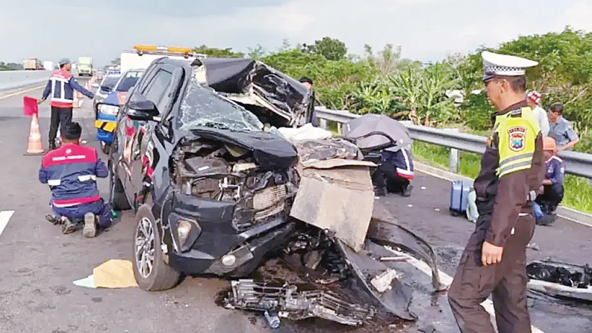 Penampakan mobil yang ditumpangi rombo­ngan Anggota Komisi X DPR RI, Gus Hilman, ringsek setelah mengalami kecelakaan di Tol Pasuruan, Sabtu (23/5/2026).  (JPG)