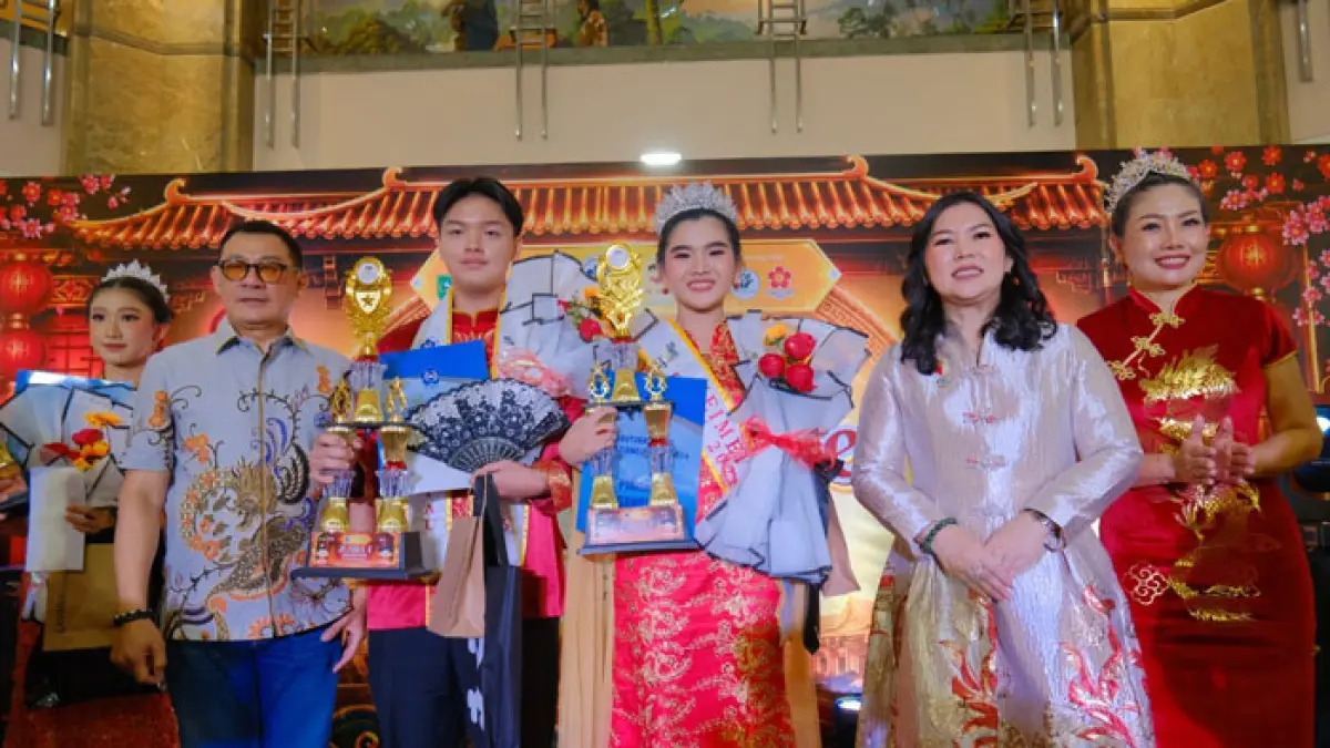 Penggagas Didi Meimei Riau Stephen Sanjaya (kiri) bersama Ketua PSMTI Riau Lindawati (kanan), foto bersama Richie Evandy Anggunawan, dan Sheren Angelina TSE Raih Didi Meimei Riau kategori B di Mal SKA Pekanbaru, Ahad (24/5/2026). (Evan Gunanzar/Riaupos.co)