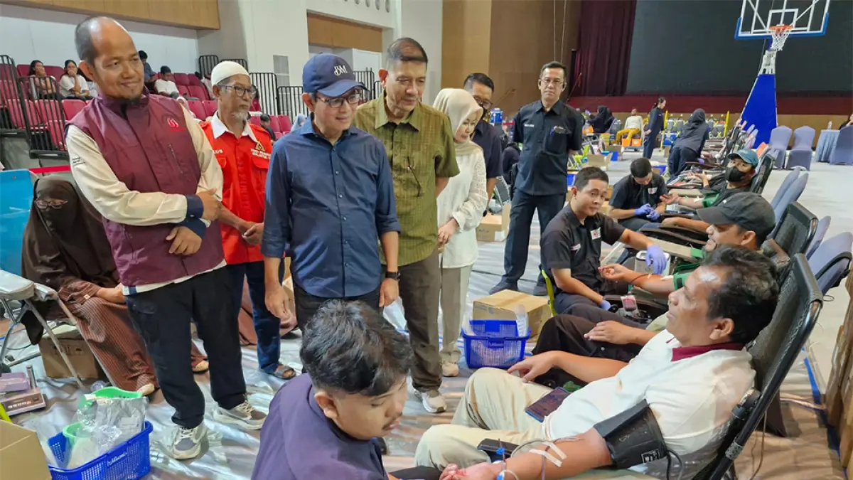 Mill Operations Support Director PT RAPP, Suhdi Yaqub, didampingi Ketua KDD Riau Kompleks, Nurul Azmi, HR Manager Fahrizal Tampubolon, Perwakilan Pengurus Keluarga Donor Darah Provinsi Riau, H. Raylus meninjau dan berinteraksi dengan pendonor KDD ke 75. (PT RAPP UNTUK RIAUPOS.CO)