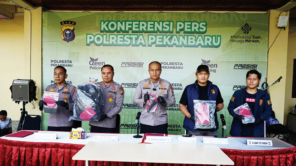 BARANG BUKTI: Kapolresta Pekanbaru Kombes Pol Muharman Arta (tengah) didampingi Kasatreskrim Polresta Pekanbaru AKP Anggi Rian Diansyah (kanan) beserta jajaran memperlihatkan barang bukti saat ekspose kasus pembunuhan sopir truk di Mapolresta Pekanbaru, Ahad (24/5/2026). (EVAN GUNANZAR/RIAU POS). 
