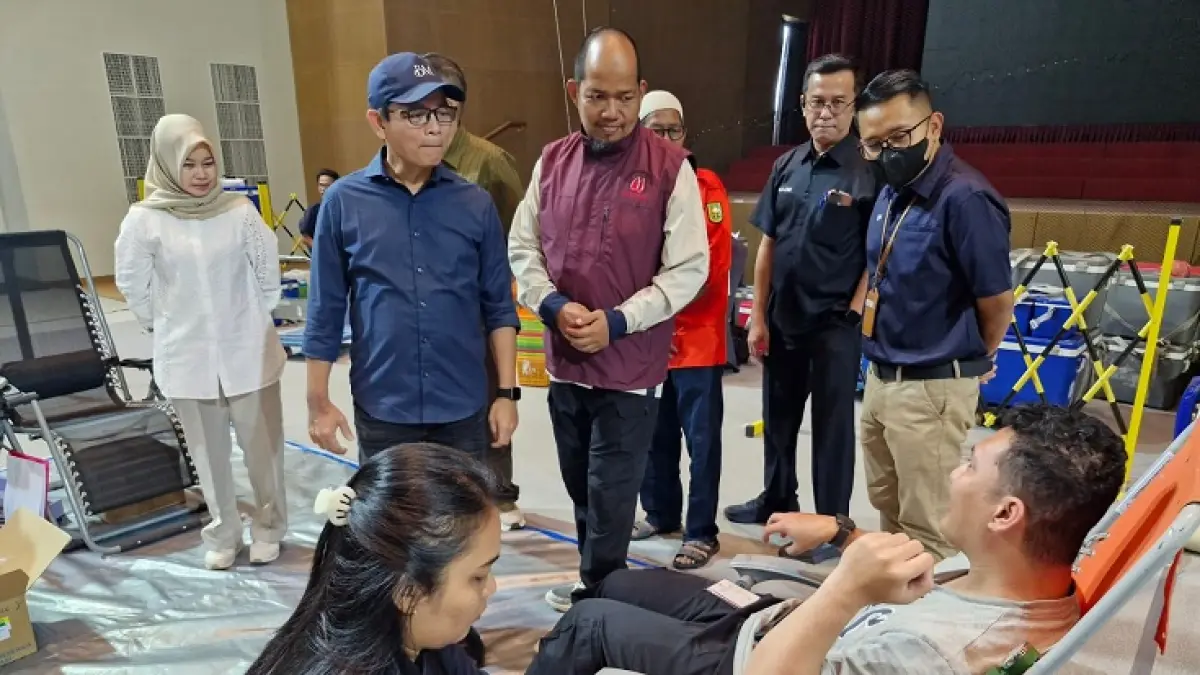 Mill Operations Support Director PT RAPP, Suhdi Yaqub didampingi Ketua KDD Riau Kompleks, Nurul Azmi, HR Manager Fahrizal Tampubolon, Perwakilan Pengurus Keluarga Donor Darah Provinsi Riau, H. Raylus meninjau dan berinteraksi dengan pendonor KDD ke-75. (RAPP)