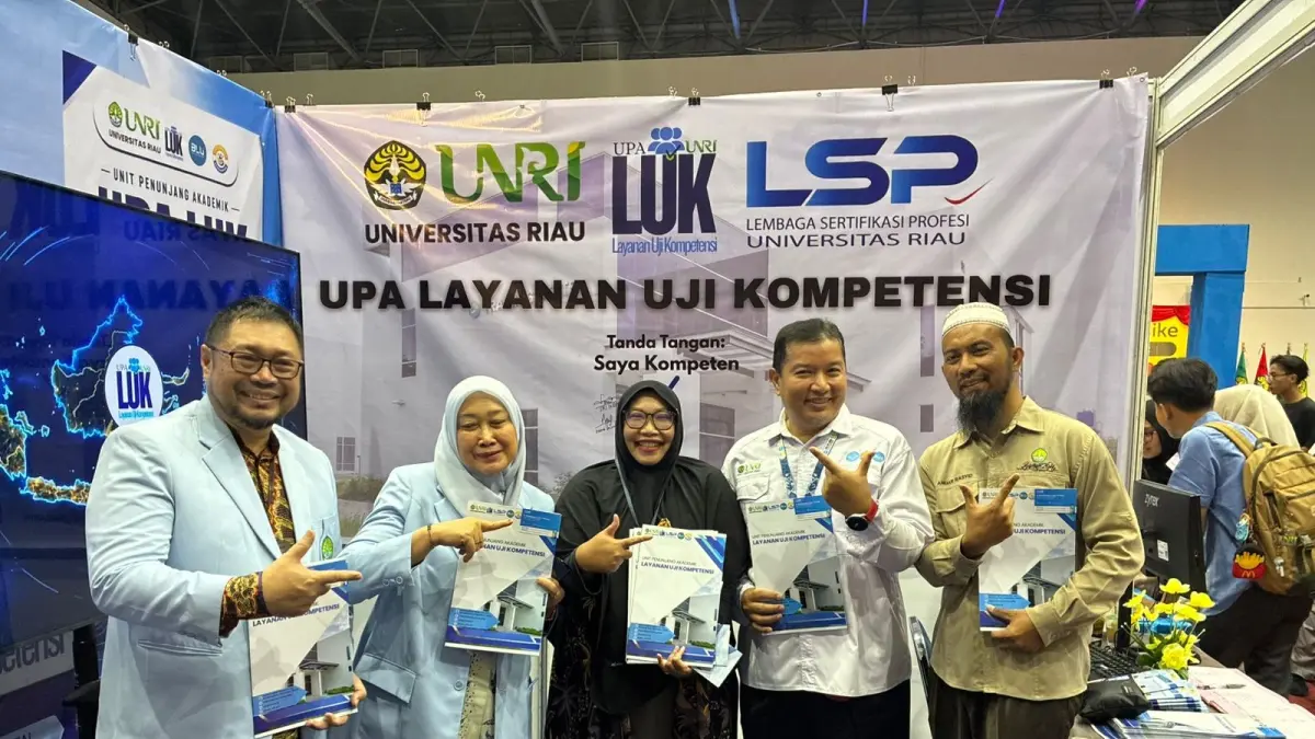 Rektor Universitas Riau Prof Dr Sri Indarti SE MSi bersama Wakil Rektor IV Dr Sofyan Husein Siregar MPhil dan Kepala UPA LUK Unri Dr Nita Rimayanti di ajang MUED 2026, Senin (25/5/2026). (ISTIMEWA)