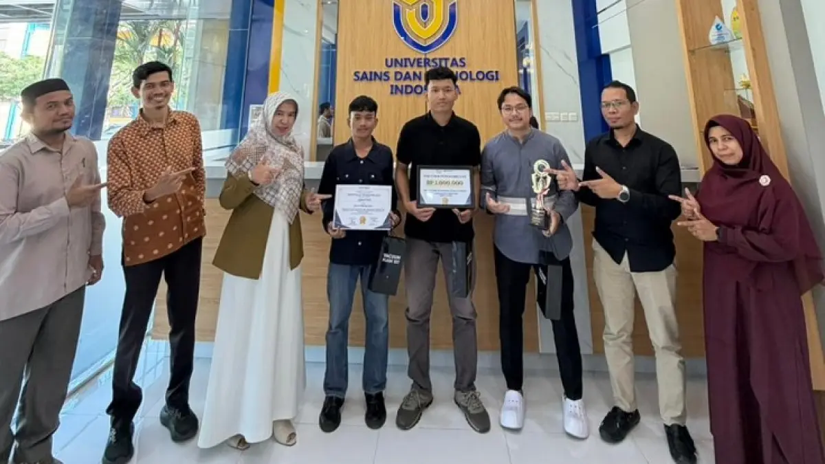 Rektor USTI  Assoc Prof Dr Lusiana SKom MKom dan para pemimpin USTI lainnya foto bersama dengan ketiga mahasiswa yang meraih juara  1 Ajang COMNETICS 2026 di Politeknik Caltex Riau, Senin (25/5/2026).(USTI untuk Riau Pos)
