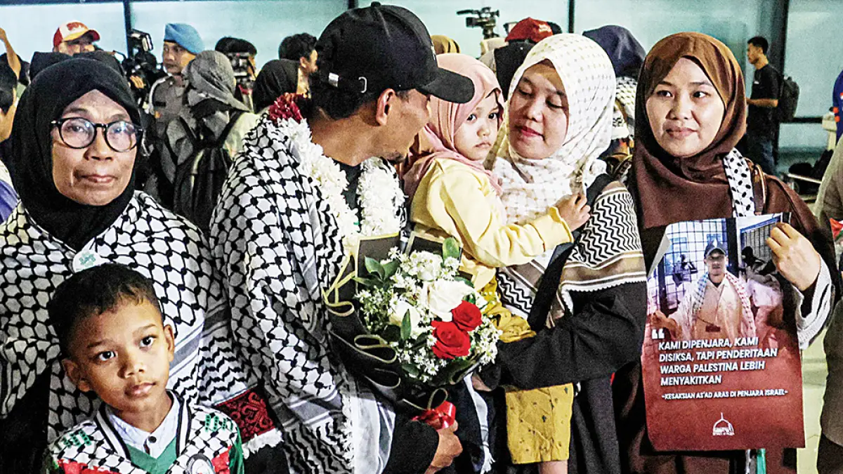  Sejumlah relawan Global Sumut Flotilla yang sempat ditawan militer Israel bertemu dengan keluarga saat tiba di Terminal 3, Bandara Soekarno-Hatta, Tangerang, Ahad (24/5/2026). (HANUNG HAMBARA/JPG)

