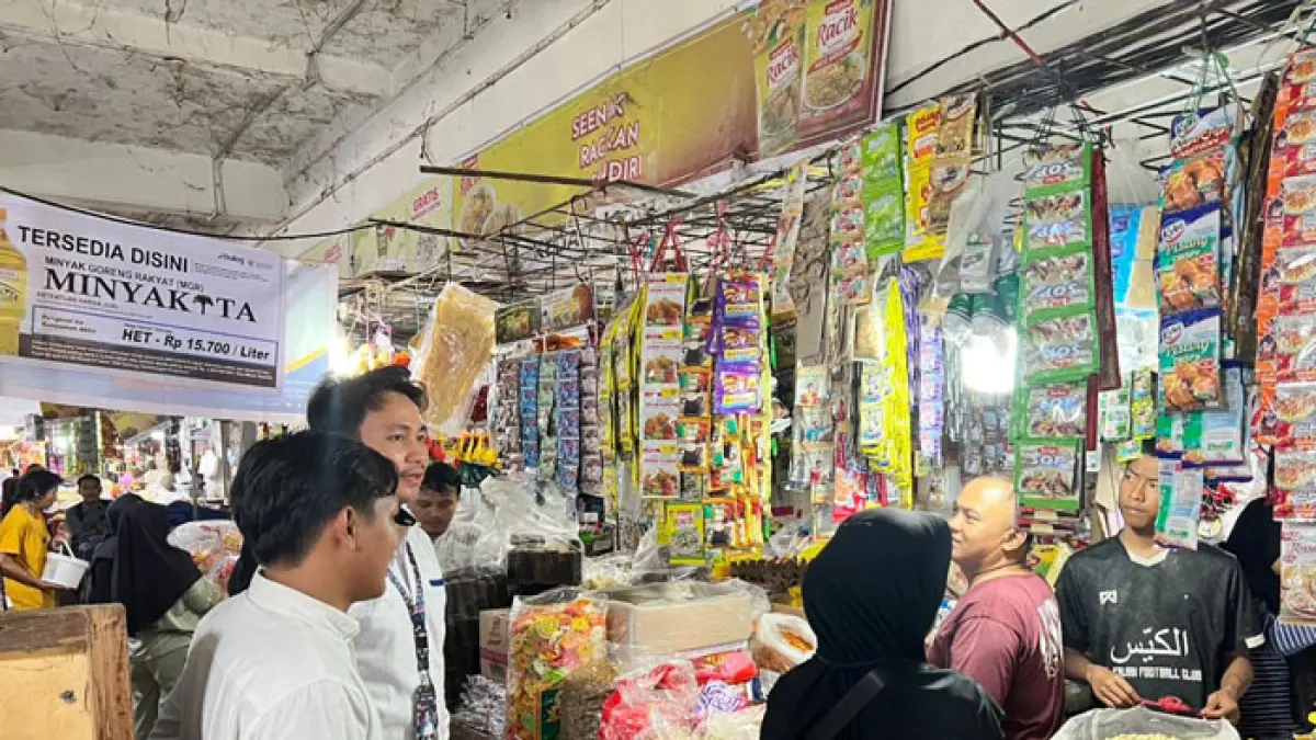 Tim Bulog Kantor Cabang Rengat saat melakukan peninjauan ketersediaan bahan pangan khususnya Minyakita, Senin (25/5/2026). (Bulog Cabang Rengat untuk Riaupos.co)