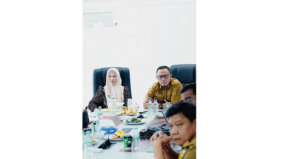 Wali Kota Pekanbaru Agung Nugroho didampingi Ketua TP PKK Pekanbaru Sulastri Agung saat rapat bersama jajaran organisasi perangkat daerah membahas persiapan Peringatan Hari Jadi ke-242 Pekanbaru, baru-baru ini. (Pemko Pekanbaru untuk Riau Pos)