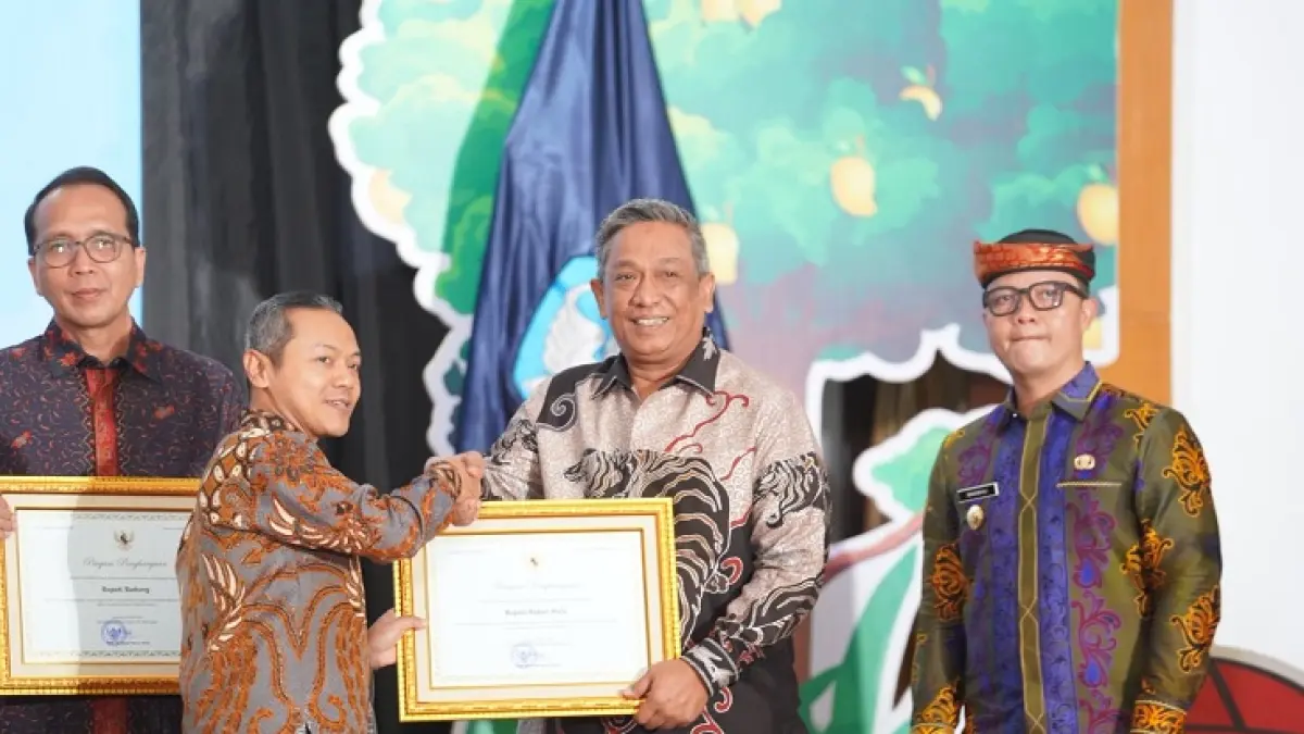 Wamendikdasmen Fajar Riza Ul Haq menyerahkan Penghargaan Revitalisasi Bahasa Daerah tingkat nasional kepada Bupati Rohul Anton dalam ajang FTBIN 2026 di Kota Depok, Senin (25/5/2026). (Prokopim Setda Rohul untuk Riaupos.co)