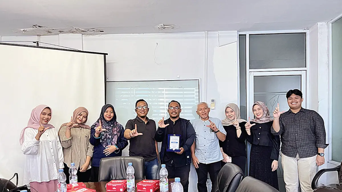 FOTO BERSAMA: Tim DPL Prodi Sastra Indonesia Unri Tria Putri Mustika SPd MPd, Mangatur Sinaga MHum, Kordinator Liputan Riau Pos M Ali Nurman, Konten dan Kreatif Digital Riau Pos Arif Oktafian beserta para mahasiswa magang foto bersama saat penjemputan di ruang rapat Riau Pos, Senin (25/5/2026). (M ALI NURMAN/RIAU POS).