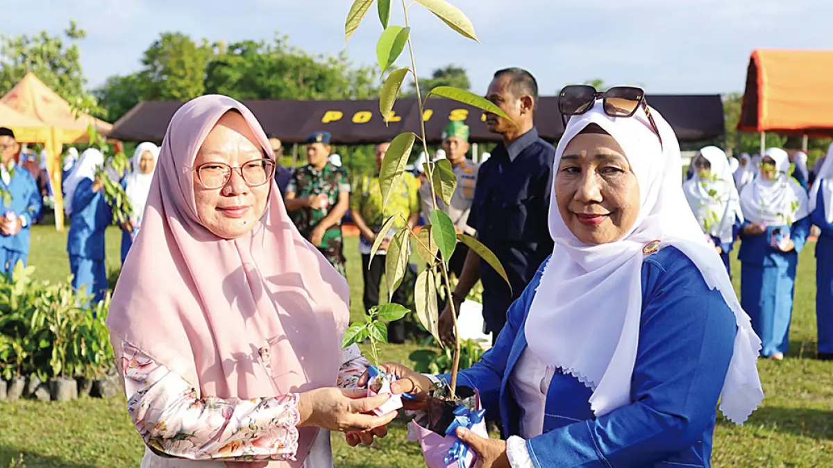SERAHKAN BIBIT POHON: Bunda PAUD Kabupaten Bengkalis Kasmarni diwakili Ketua TP PKK&nbsp; Hj Siti Aisyah menyerahkan bibit pohon kepada guru TK dalam rangka HUT ke-76 IGTKI-PGRI di halaman helipad Rumah Dinas Gubernur Riau, akhir pekan lalu. (DISKOMINFOTIK BENGKALIS UNTUK RIAU POS).