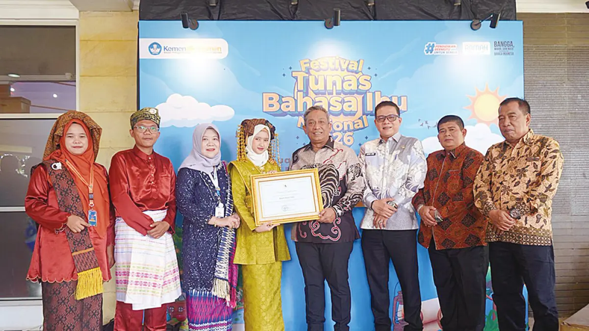 FOTO BERSAMA: Bupati Rohul Anton foto bersama dengan Plt Kadisdikpora Rohul Alreza Ahyu (tiga kanan) usai menerima penghargaan Revitalisasi Bahasa Daerah dari Mendikdasmen&nbsp;Abdul Mu’ti dalam ajang Festival Tunas Bahasa Ibu Nasional (FTBIN) Tahun 2026 di Depok, Senin (25/5/2026).  (DINAS KOMINFO ROHUL UNTUK RIAU POS).
