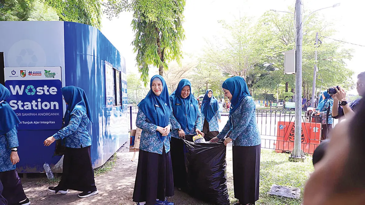 TUKARKAN SAMPAH: Ketua TP PKK Kota Pekanbaru Hj Sulastri Agung SSos MΗ dan jajaran menukarkan sampah di  Waste Station RTH Tunjuk Ajar Integritas, depan rumah dinas Wali Kota Pekanbaru, Jalan Jenderal Ahmad Yani, belum lama ini. Sejak beroperasi dua bulan lalu, Waste Station RTH telah mengumpulkan sebanyak 8,5 ton sampah. (DOKPIM PEMKO PEKANBARU UNTUK RIAU POS).