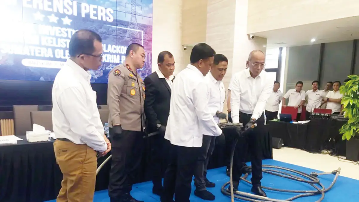 Bareskrim Polri dan PLN memperlihatkan barang bukti kabel yang rusak saat ekspose di Jakarta, Senin (25/5/2026). (Sahrul Yunizar/JPG)