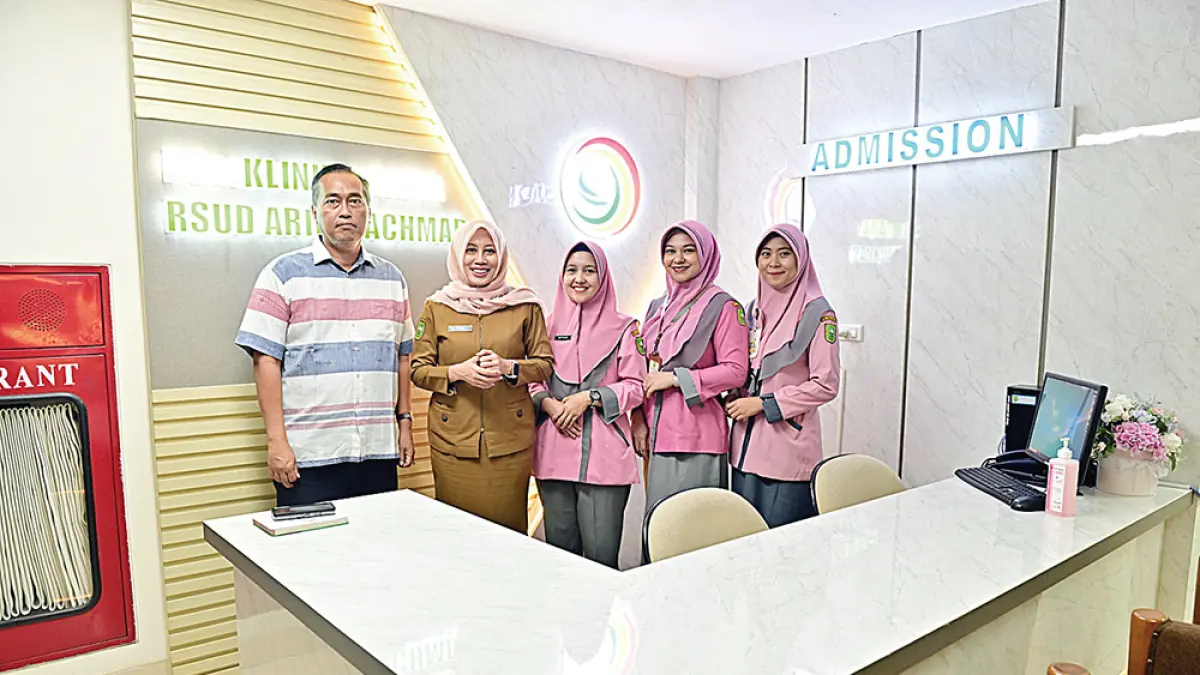 Direktur RSUD Arifin Achmad drg Yusi Prastiningsih foto bersama petugas poli utama, baru-baru ini. (HUMAS RSUD ARIFIN ACHMAD UNTUK RIAU POS).