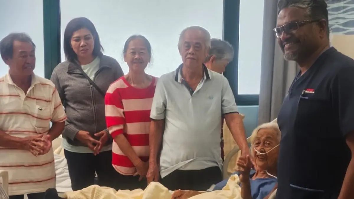 Dokter spesialis ortopedi, Sunway Medical Centre, Sunway City, Kuala Lumpur, Jeffrey Jaya Raj berdialog bersama Nenek Popo setelah berhasil menjalani operasi di Rumah Sakit, baru-baru ini. (Istimewa)