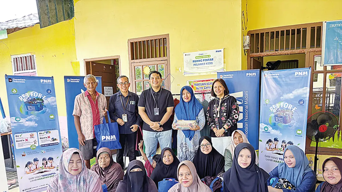 FOTO BERSAMA: Jajaran PNM Pekanbaru berfoto bersama di sela program RE3 FOR-E PNM yang digelar bersama nasabah, belum lama ini. (PNM PEKANBARU UNTUK RIAU POS).