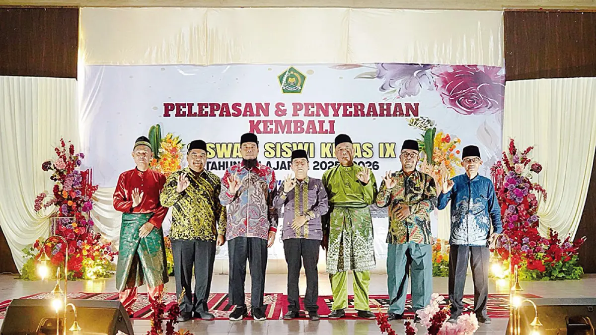 FOTO BERSAMA: Staf Ahli Bupati Andris Wasono foto bersama dengan civitas pendidikan usai pelepasan dan perpisahan siswa kelas IX MTsN 1 Bengkalis, akhir pekan lalu. (DISKOMINFOTIK BENGKALIS UNTUK RIAU POS).