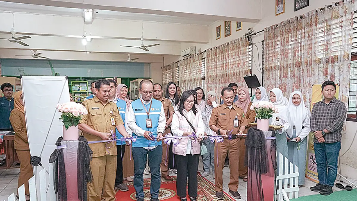 GUNTING PITA: Perwakilan PT PLN UIP Sum­bagteng dan SMK Negeri 2 Pekanbaru meng­gunting pita saat peresmian Pojok Digital di SMKN 2 Pekanbaru, belum lama ini. (PT PLN (PERSERO) UNTUK RIAU POS). 
