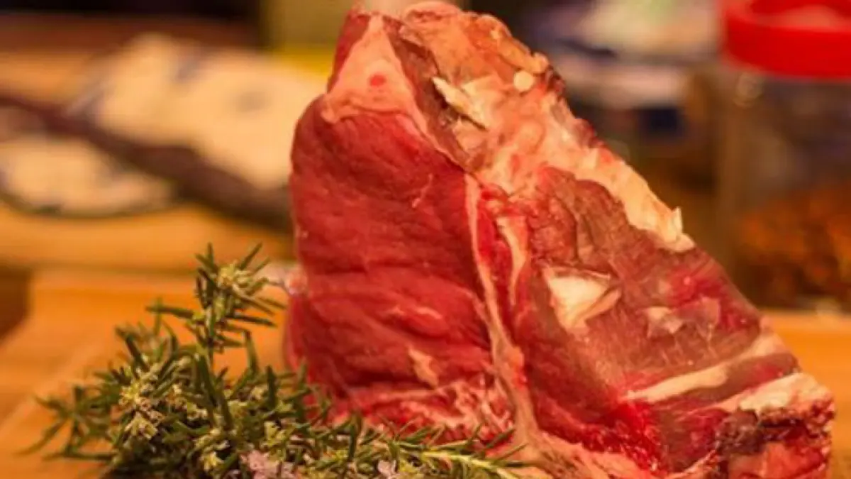 Ilustrasi daging sapi bagian iga. (Pexels/smilingpixell)