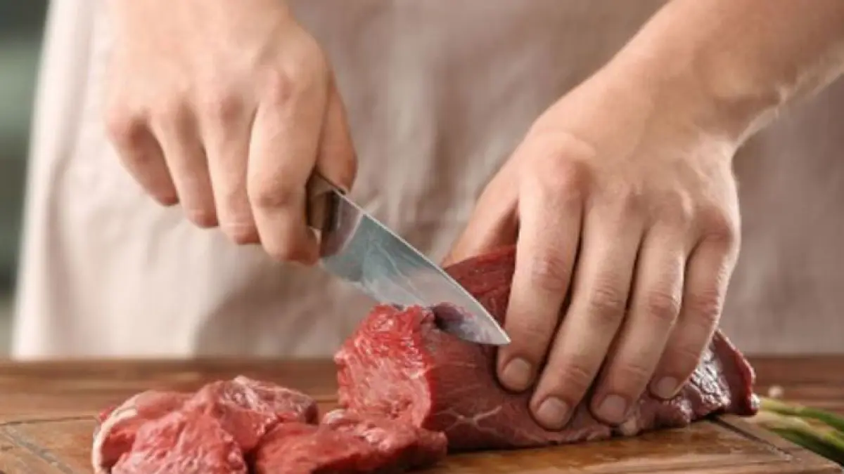 Ilustrasi memotong daging. (Freepik)