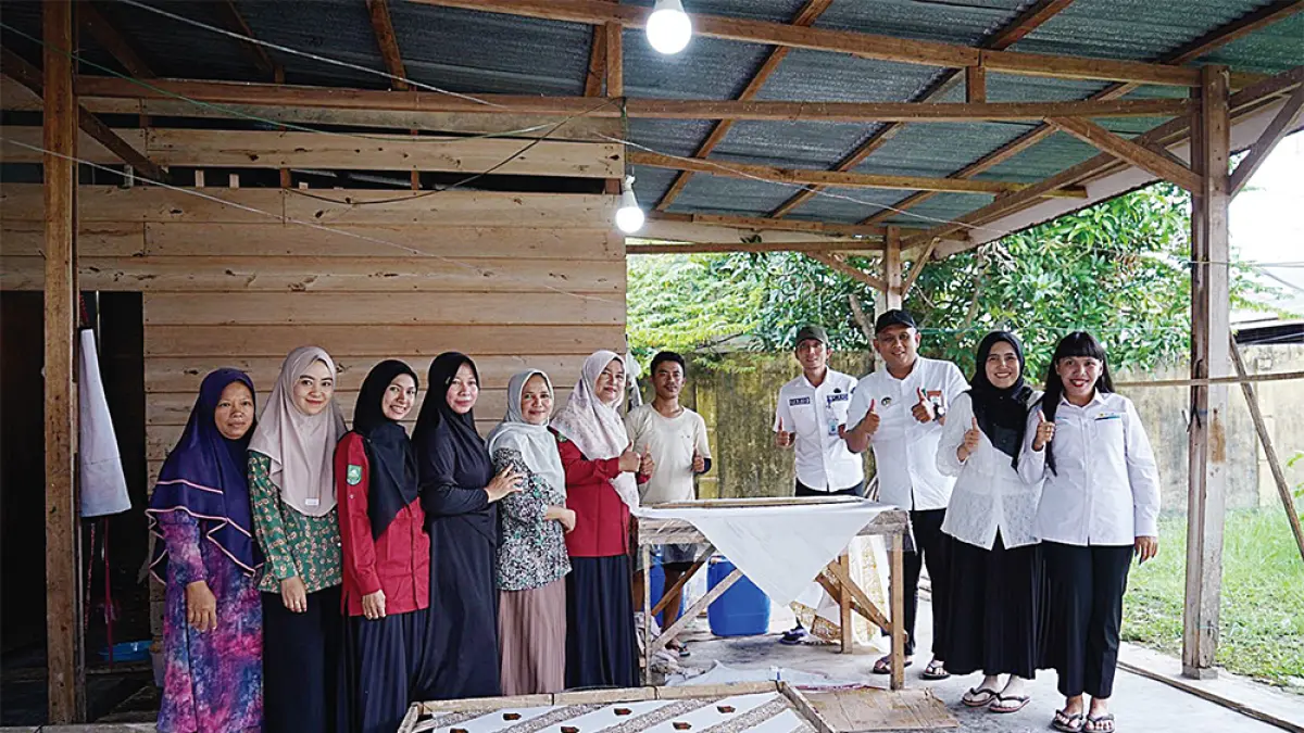 Jajaran PT PLN (Persero) UIP Sumbagteng dan pengrajin batik foto bersama di rumah batik di  Desa Pakning Asal, Kecamatan Bukit Batu, Bengkalis. (PT PLN (PERSERO) UNTUK RIAU POS)