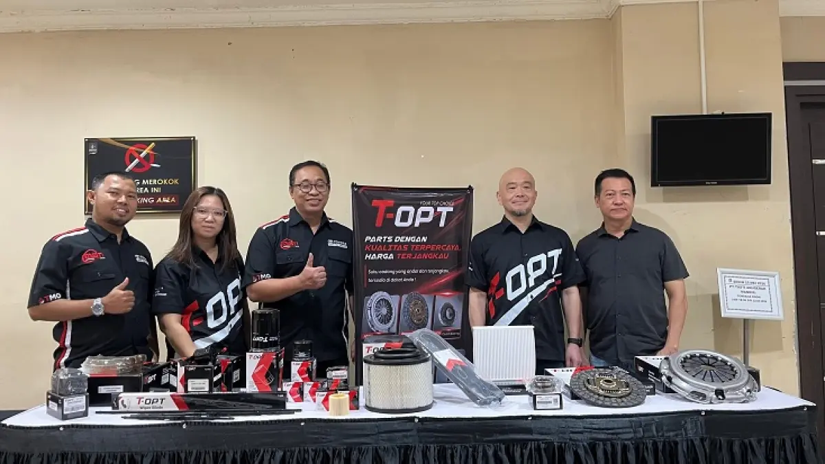 (dari kiri) I Gusti Toma Dani, Kacab Tasti Pekanbaru, Rizka, Officer TAM ASBD, Agus Riyanto, Operation Manager PT Tasti Anugerah Mandiri dan Yamaguchi selaku Executive Coordinator PT TAM ASBD dan Aguan selaku Kepala Cabang dari PT Autostar Mandiri Teknotama saat menunjukkan suku cadang T-OPT di sela-sela customer gathering di Hotel Furaya, Senin (25/5/2026).(TAM)

&nbsp;