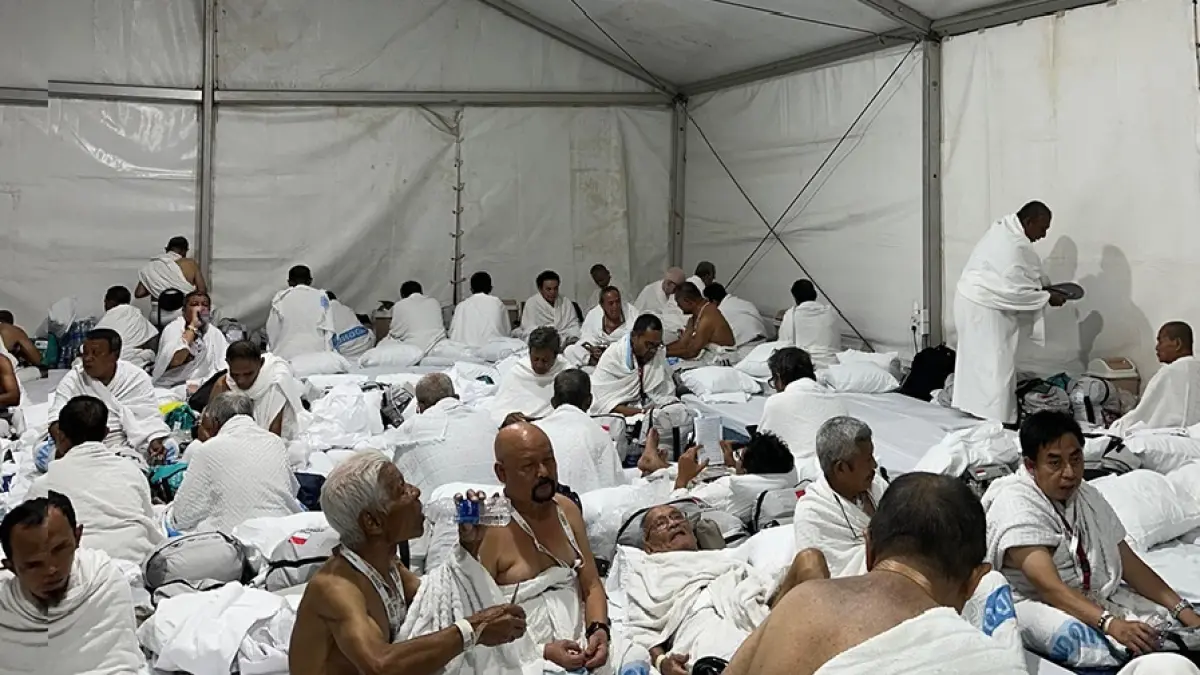 Jemaah calon haji Riau beristirahat dalam tenda di Padang Arafah, Makkah, Senin (25/5/2026). Mereka akan menjalani puncak haji yakni wukuf, Selasa (27/5/2026). (MARRIO KIsAZ/RIAU POS)
