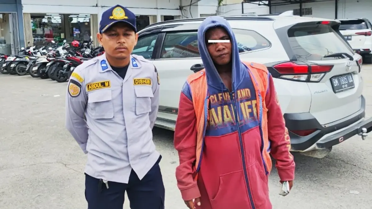Jukir saat diamankan oleh petugas di Jalan HR Soebrantas Panam Pekanbaru, Selasa (26/5/2026). (Dishub Pekanbaru)