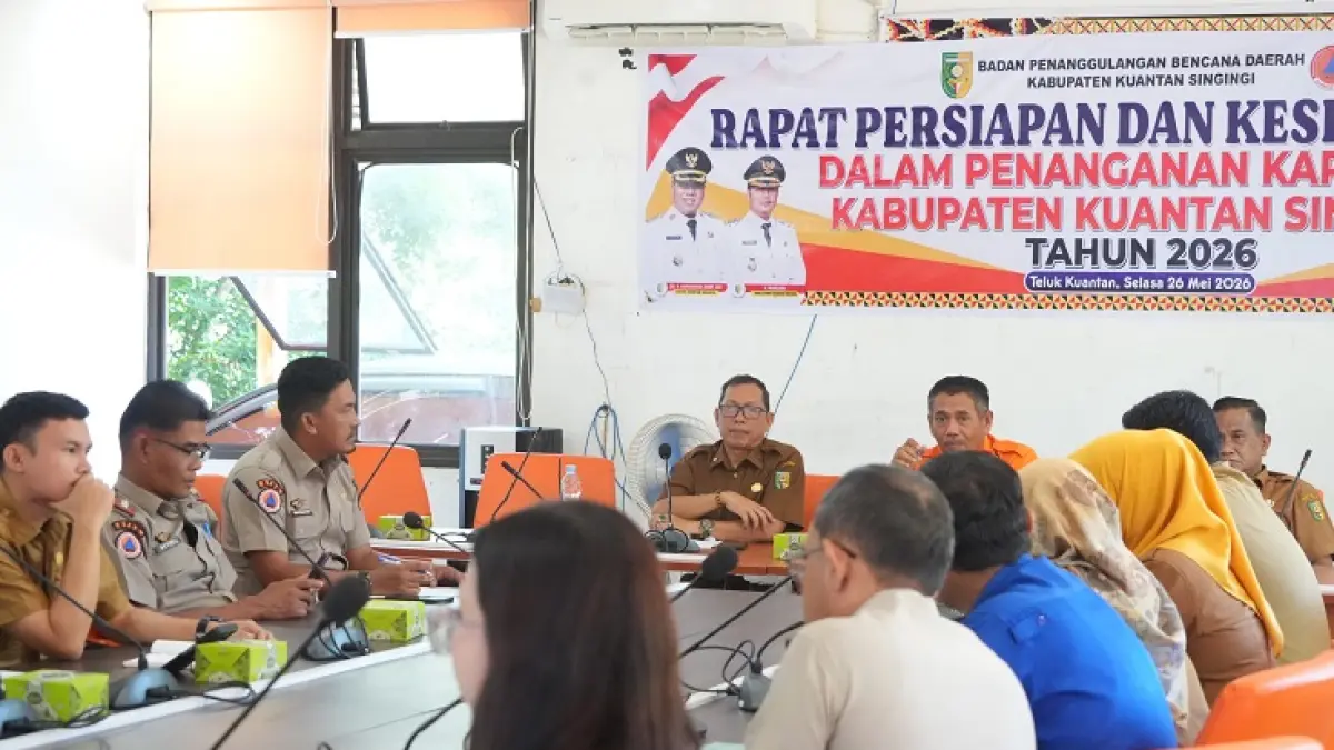 Kalaksa BPBD Kuansing H Yulizar bersama Asisten III Drs Azhar MM membahas kesiapsiagaan ancaman Karhutla akibat dampak Elnino, Selasa (26/5/2026). (Desriandi Candra/Riaupos.co)