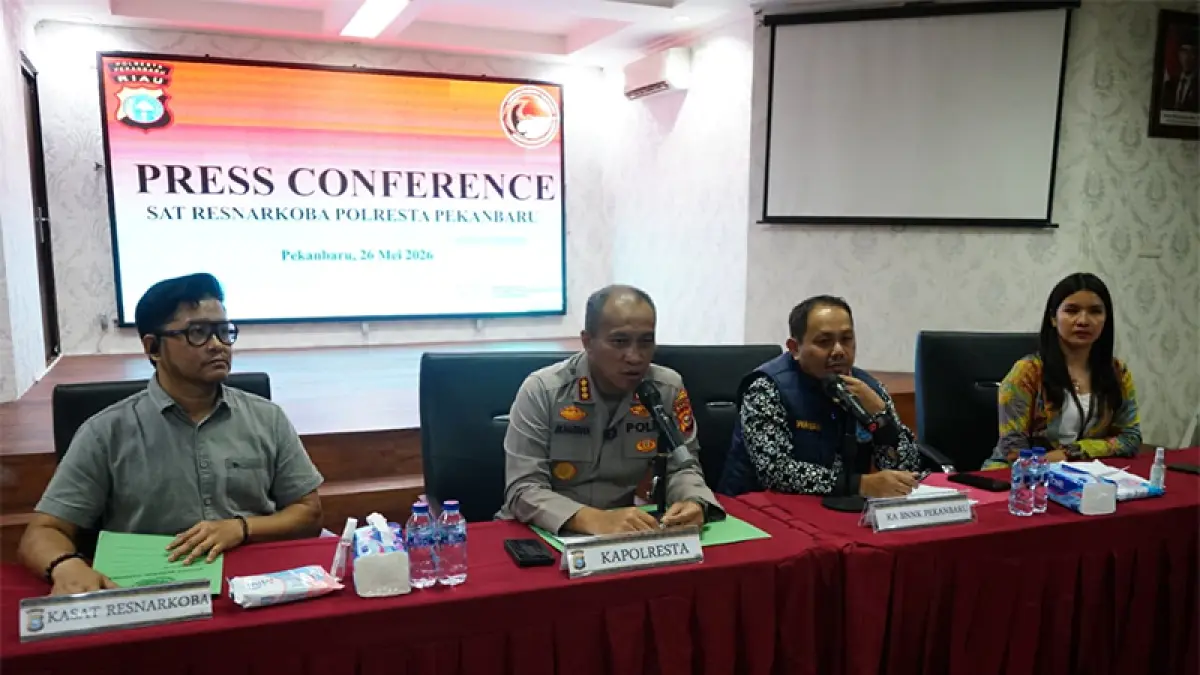 Kapolresta Pekanbaru Kombes Pol Muharman Arta (dua kiri), didampingi Kasatresnarkoba AKP Noki Loviko (kiri), Kepala BNN Kombes Pol Dr Wawan memberi keterangan saat ekspos kasus narkoba di Mapolresta Pekanbaru, Selasa (26/5/2026). Ft EVAN GUNANZAR/RIAU POS

