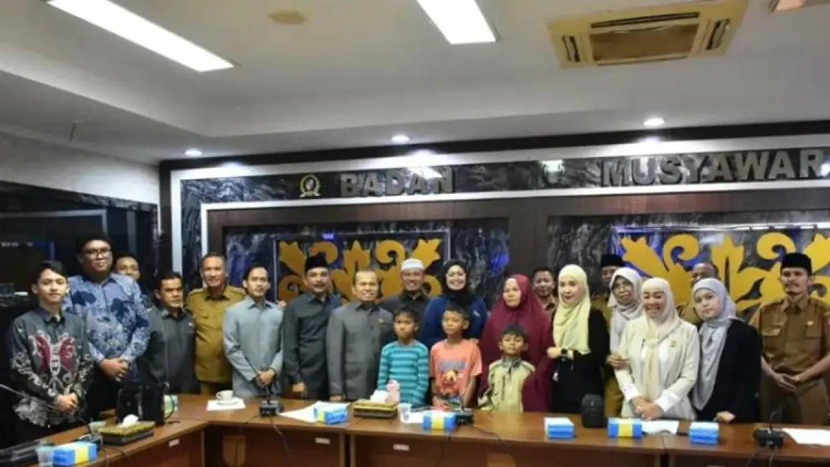 Ketua Komisi III DPRD Kota Pekanbaru Niar Erawati memimpin RDP mediasi antara wali murid dan kuasa hukum serta seorang guru pada Senin (11/5/2026) lalu. (HENDRAWAN KARIMAN/RIAUPOS)