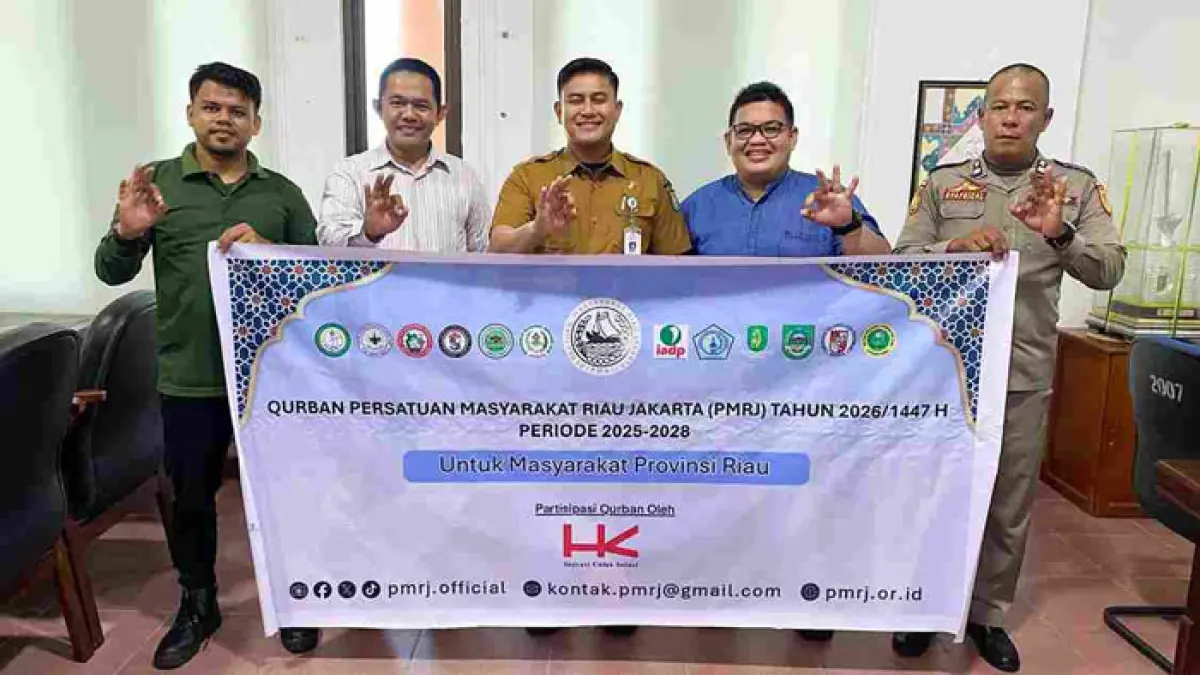 Ketua Umum PMRJ, Muhammad Fauzan bersama camat Bengkalis Rafli Kurniawan foto bersama usai menerima secara simbolis sapi kurban dari PMR Jakarta di Kantor Yayasan Amal Panglima Minal, Senin (25/5/2026). (Istimewa)