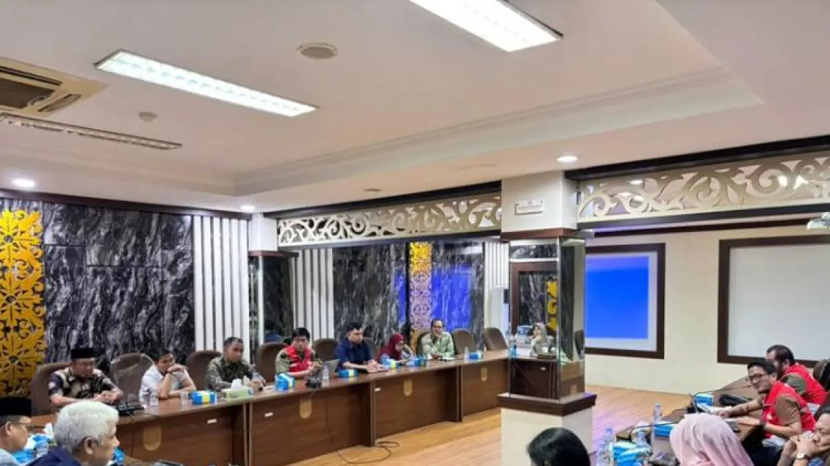 Komisi II DPRD Kota Pekanbaru menggelar rapat bersama Pertamina menyusul antrean panjang di hampir seluruh SPBU di Kota Pekanbaru yang terjadi di Kota Pekanbaru, (Humas DPRD Kota Pekanbaru)