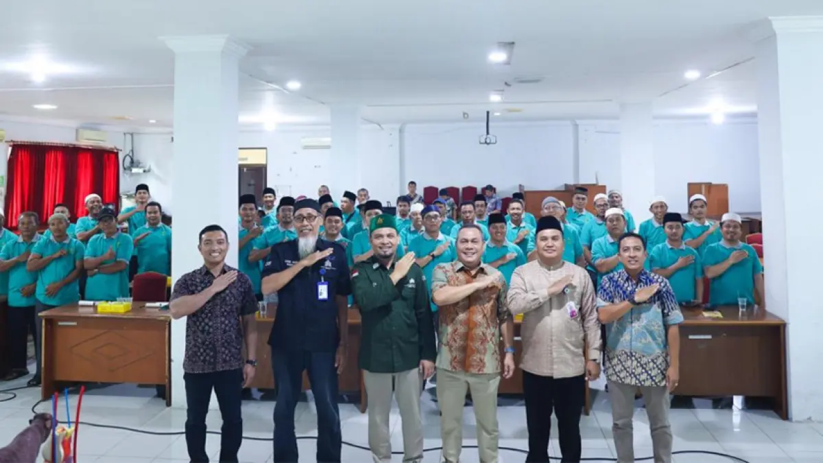 Manajemen PTPN IV Regional III foto bersama dengan petugas profesional bersyariah, beberapa waktu lalu. (Humas PTPN IV Regional III)
